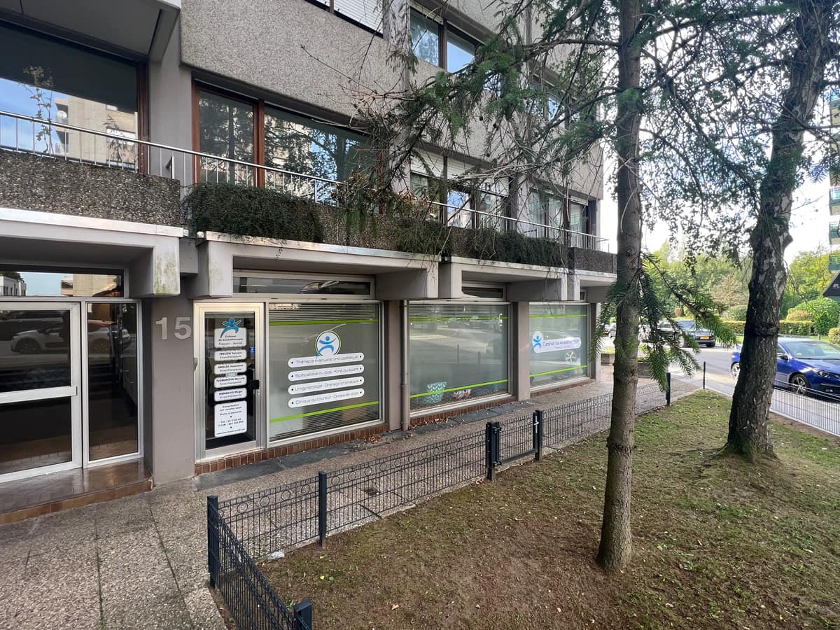 The street frontage of Cabinet de Kinésithérapie Frecon Aroldi at number 15, its windows carrying the practice name and a list of physiotherapy services