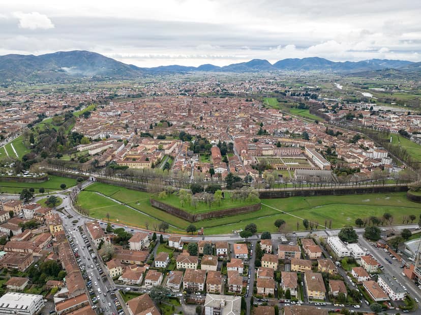 The promenade on top of Lucca's walls: a broad gravelled avenue under plane trees, with the rooftops of the city on one side